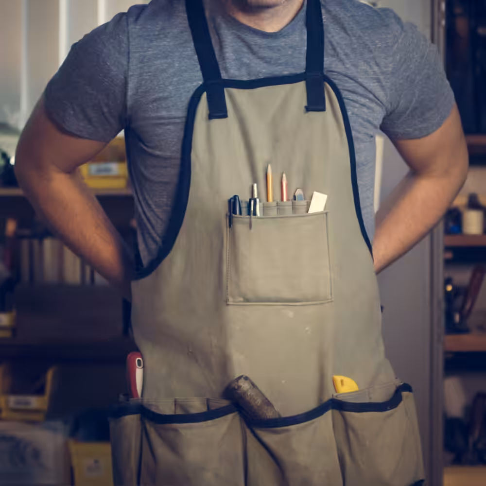 Heimwerker Handwerker Bastler Profi in der Werkstatt bei Pinava