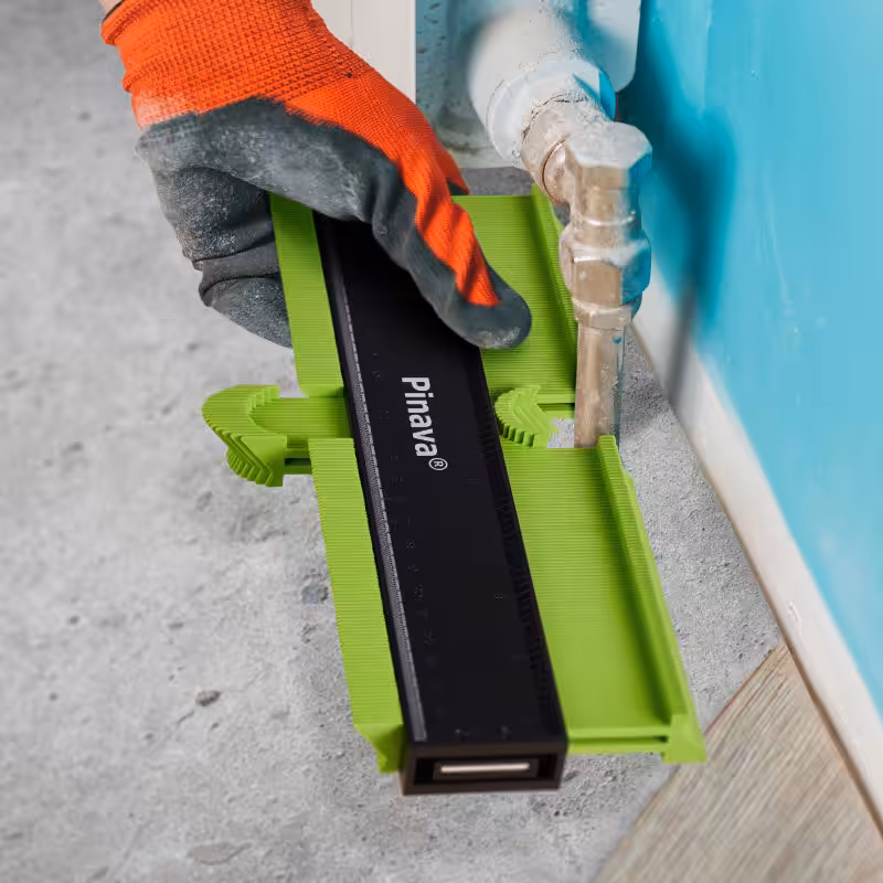 Heizungsrohre beim Laminat verlegen form zeichnen mit Konturmesser